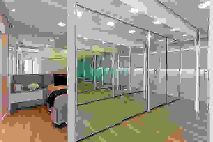 Arquiteto Aquiles Nícolas Kílaris Dormitorios de estilo moderno