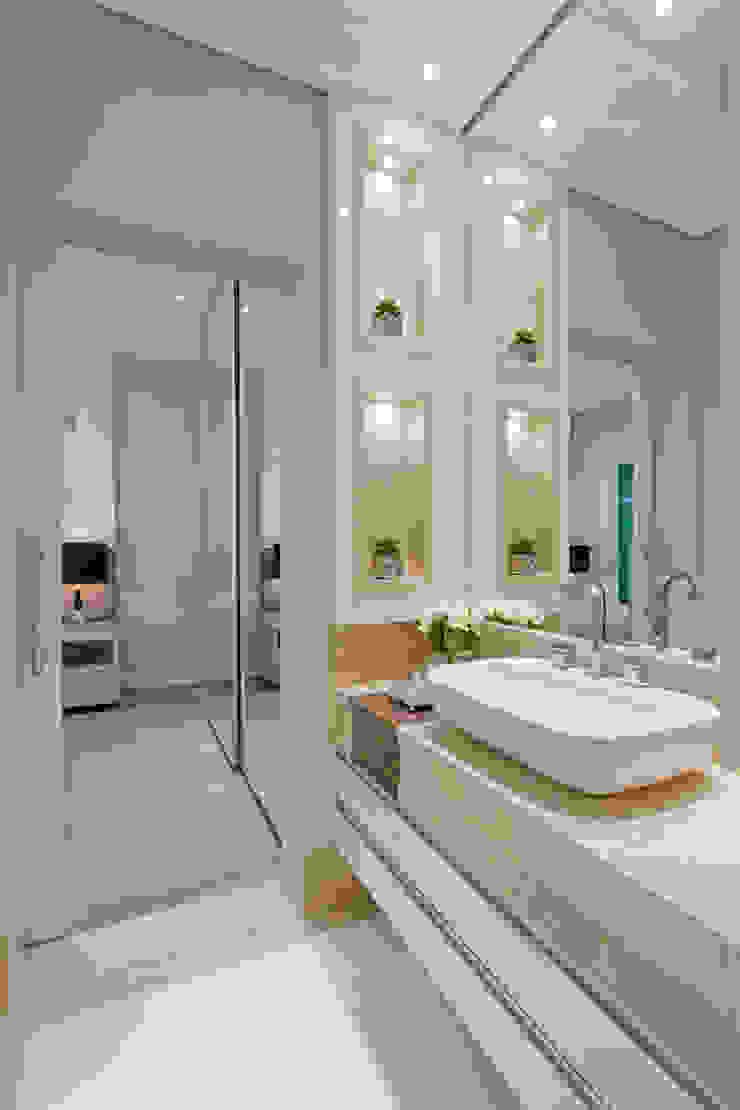 Arquiteto Aquiles Nícolas Kílaris Baños de estilo moderno Mármol Beige