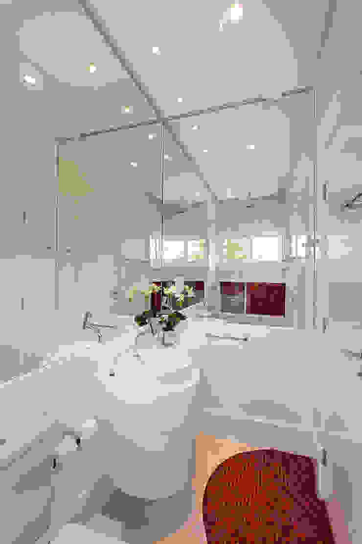 Arquiteto Aquiles Nícolas Kílaris Baños de estilo moderno Mármol Blanco