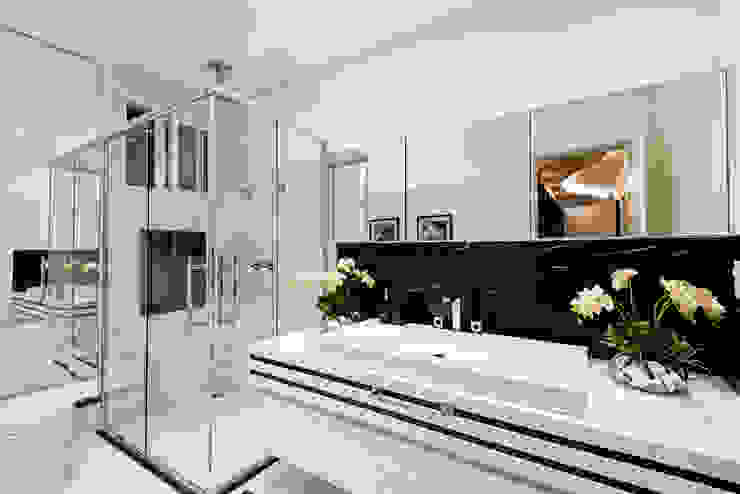 Casa Villa Designer de Interiores e Paisagista Iara Kílaris Banheiros modernos Mármore Branco
