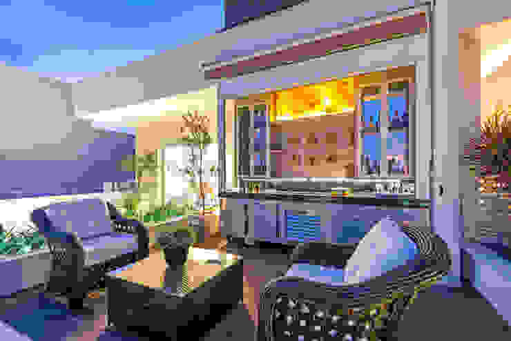 Casa Villa, Designer de Interiores e Paisagista Iara Kílaris Designer de Interiores e Paisagista Iara Kílaris Modern balcony, veranda & terrace
