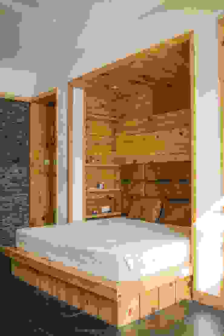 Manuj Agarwal Architects Residence cum Studio, Dehradun Manuj Agarwal Architects Country style bedroom