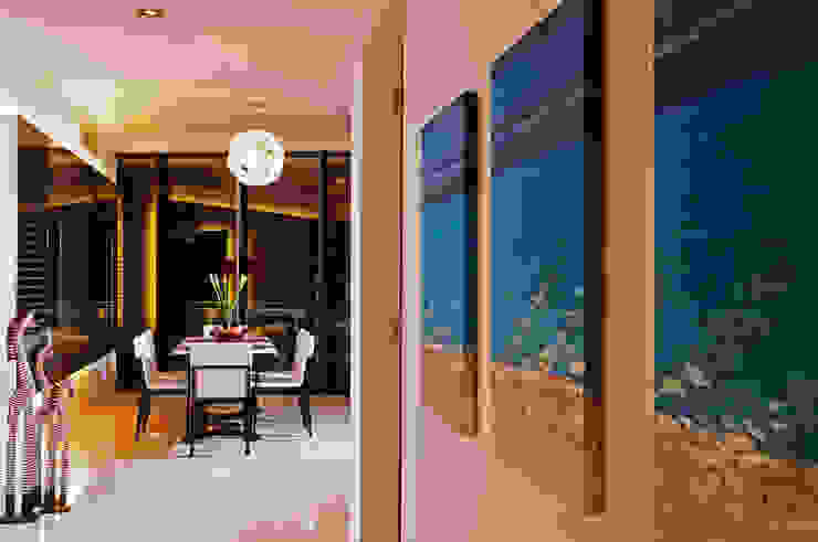 Retro Chic | CONDOMINIUM Design Spirits Eclectic corridor, hallway & stairs