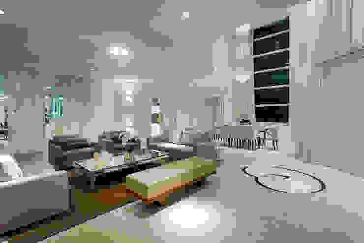 Casa Moinho dos Ventos Arquiteto Aquiles Nícolas Kílaris Salas de estar modernas Bege