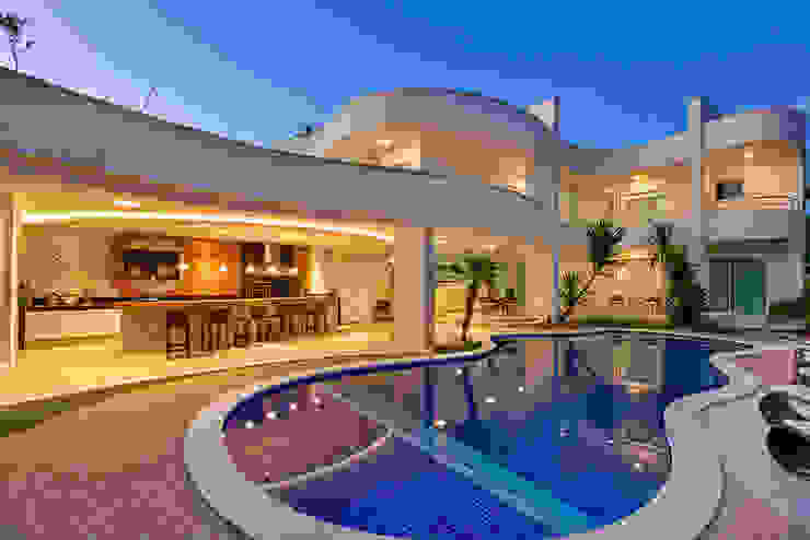 Area De Lazer Enorme E Fachada Curva Tornam Essa Casa Maravilhosa Homify