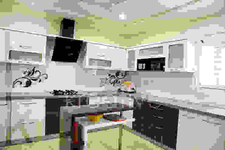 Kitchen homify Modern kitchen Plywood Purple/Violet