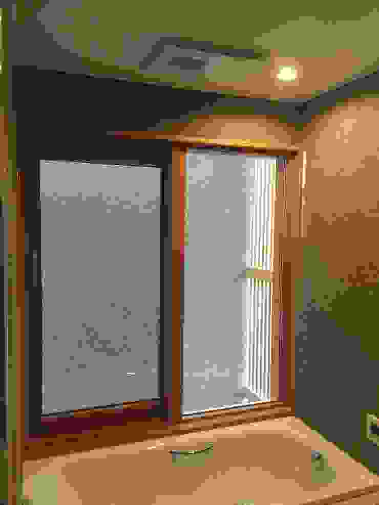 株式会社山崎屋木工製作所 Curationer事業部 Modern windows & doors Wood Wood effect