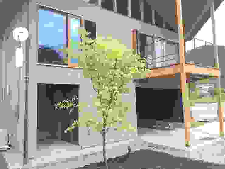 株式会社山崎屋木工製作所 Curationer事業部 Modern windows & doors Wood Wood effect