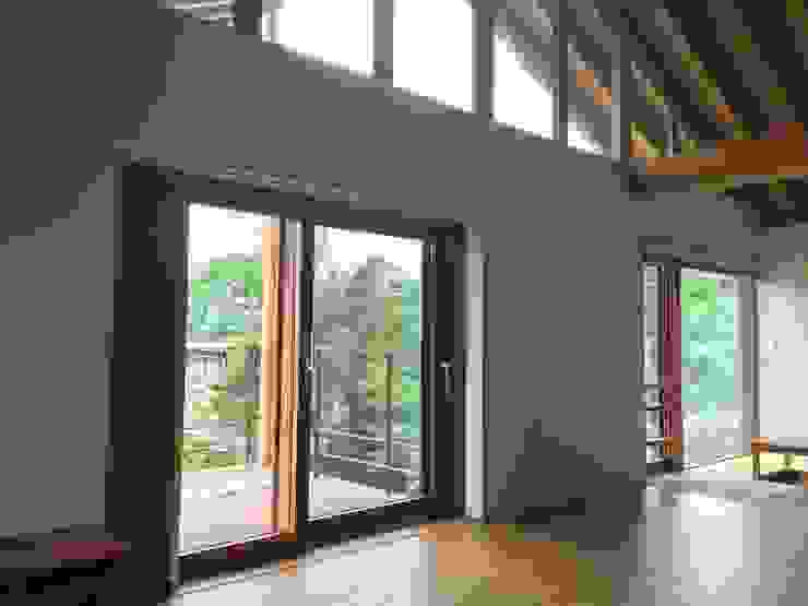 株式会社山崎屋木工製作所 Curationer事業部 Modern windows & doors Wood Wood effect