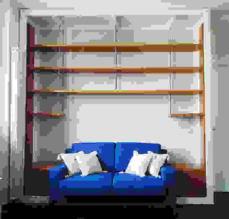 libreria su misura PAZdesign Soggiorno moderno Legno Bianco divano, divano due posti, divano blu, libreria, libreria sospesa, mensole, legno, cavi, tiranti, bianco, legno, cornice, cuscini