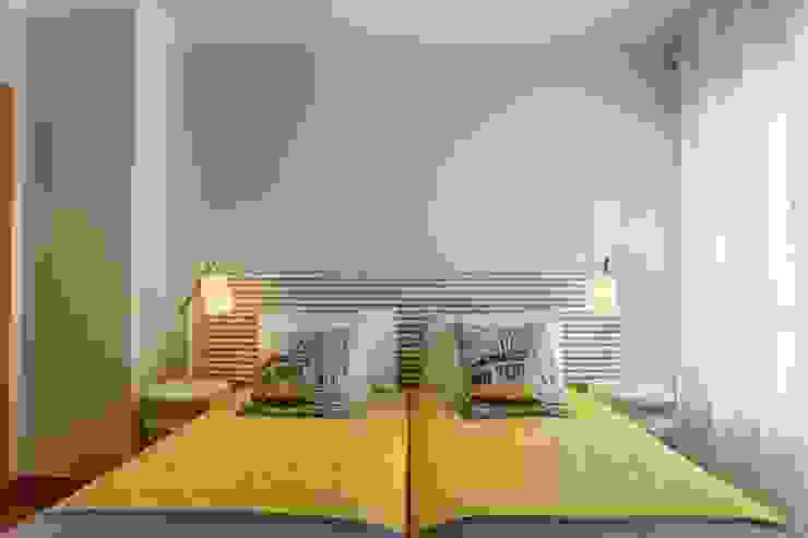 Modern style bedroom by TRAÇO 8 INTERIORES Modern