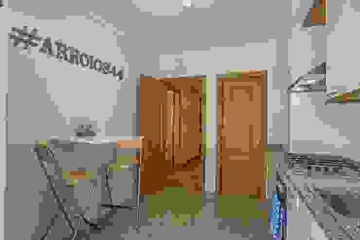 Modern kitchen by TRAÇO 8 INTERIORES Modern