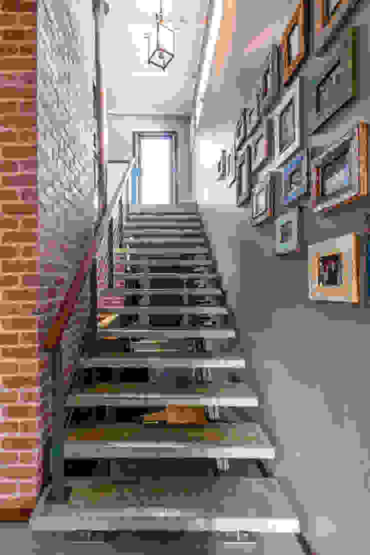 Stairs homify Country style corridor, hallway& stairs