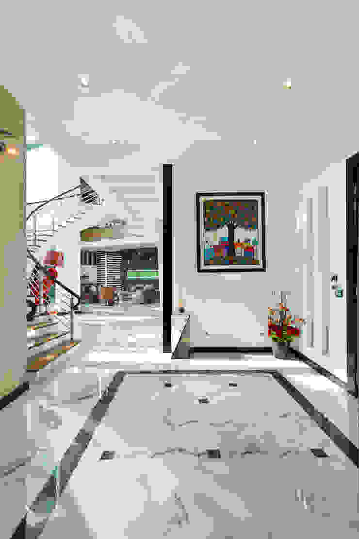 Contemporarily Dashing | BUNGALOW Design Spirits Modern corridor, hallway & stairs