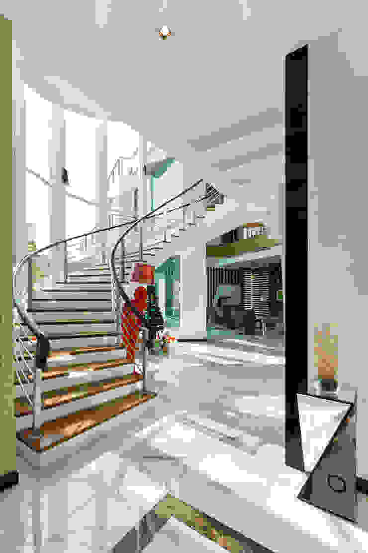 Contemporarily Dashing | BUNGALOW Design Spirits Modern corridor, hallway & stairs