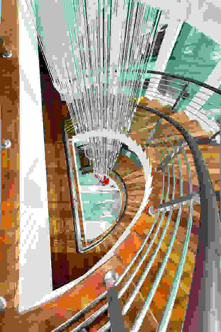 Contemporarily Dashing | BUNGALOW Design Spirits Modern corridor, hallway & stairs
