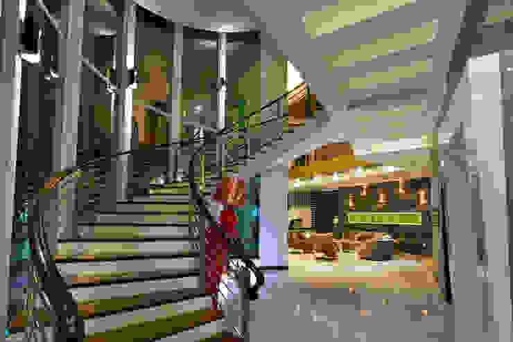 Contemporarily Dashing | BUNGALOW Design Spirits Modern corridor, hallway & stairs