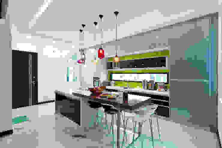 Contemporarily Dashing | BUNGALOW, Design Spirits Design Spirits Modern style kitchen