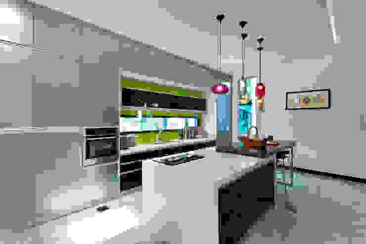 Contemporarily Dashing | BUNGALOW, Design Spirits Design Spirits Modern style kitchen