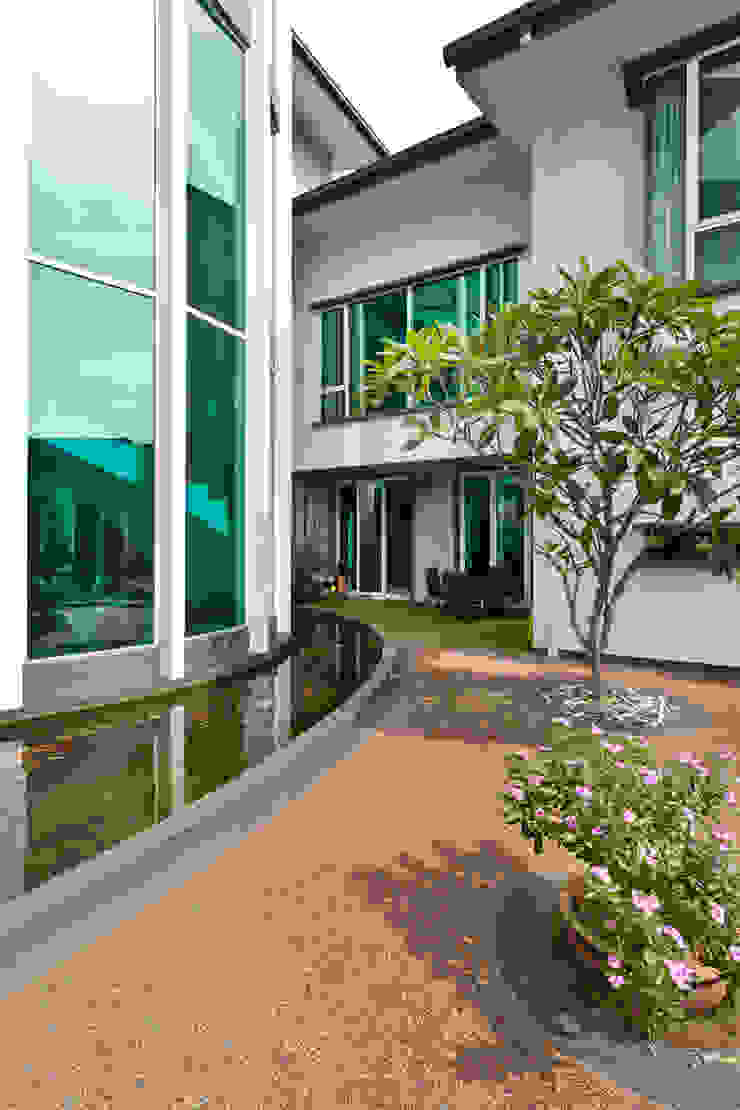 Contemporarily Dashing | BUNGALOW Design Spirits Modern style balcony, porch & terrace