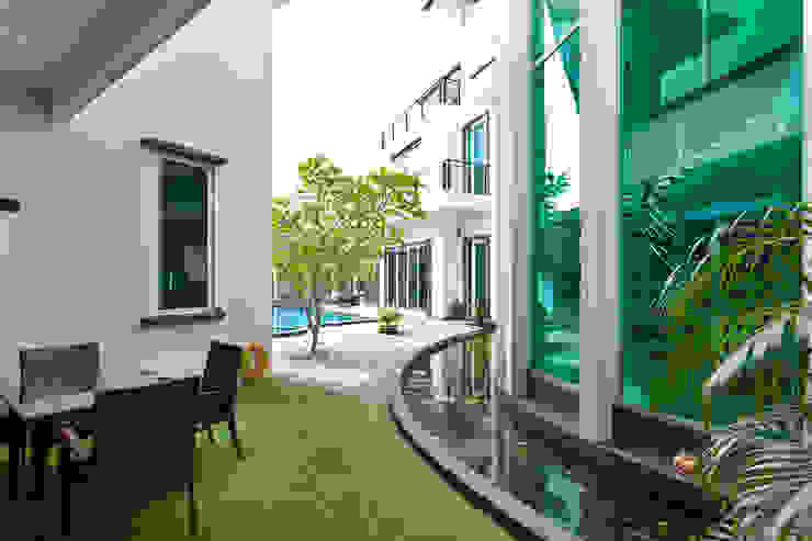 Contemporarily Dashing | BUNGALOW Design Spirits Modern style balcony, porch & terrace