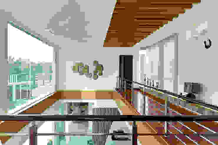 Contemporarily Dashing | BUNGALOW Design Spirits Modern corridor, hallway & stairs