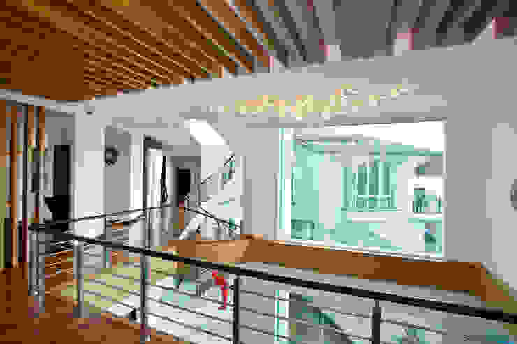 Contemporarily Dashing | BUNGALOW Design Spirits Modern corridor, hallway & stairs