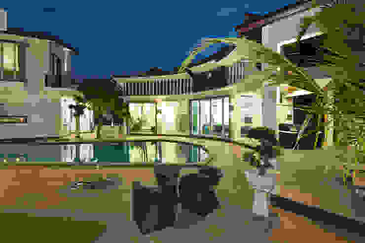 Contemporarily Dashing | BUNGALOW Design Spirits Modern style balcony, porch & terrace