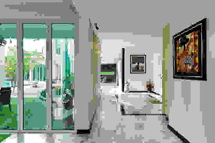 Contemporarily Dashing | BUNGALOW Design Spirits Modern corridor, hallway & stairs