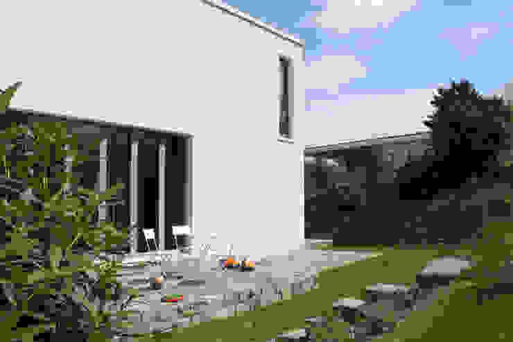 Blick aus dem Garten ARCHITEKTEN BRÜNING REIN Moderne Häuser Pflanze,Wolke,Himmel,Gebäude,Fenster,Grundstück,Hütte,Gras,Abstellgleis,Landschaft