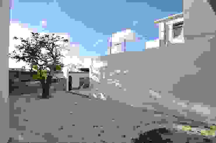 HG-HOUSE IN GINOWAN, 門一級建築士事務所 門一級建築士事務所 Moderner Garten Stahlbeton Weiß