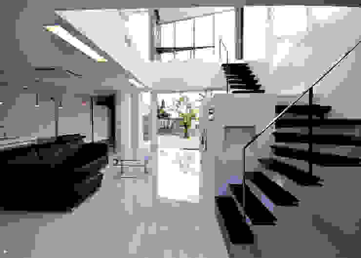 HG-HOUSE IN GINOWAN 門一級建築士事務所 モダンスタイルの 玄関&廊下&階段 ゴム 黒色