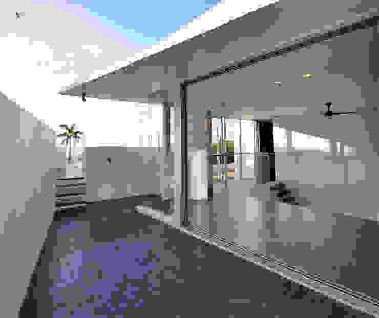 HG-HOUSE IN GINOWAN, 門一級建築士事務所 門一級建築士事務所 Moderner Balkon, Veranda & Terrasse Fliesen Schwarz