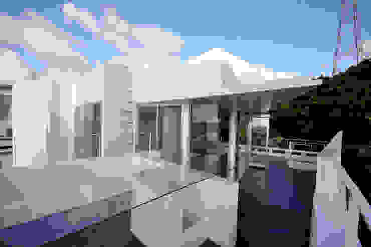 HG-HOUSE IN GINOWAN, 門一級建築士事務所 門一級建築士事務所 Moderner Balkon, Veranda & Terrasse Glas Transparent