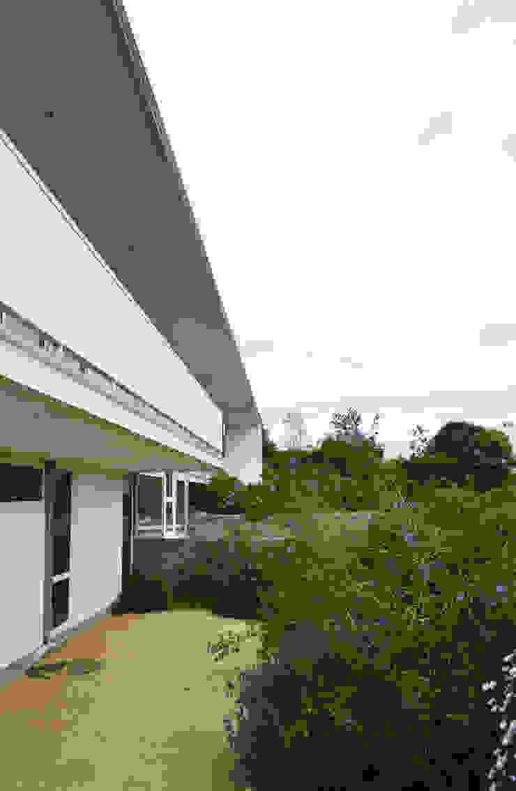 ESTUDIO BASE ARQUITECTOS Mediterranean style houses White