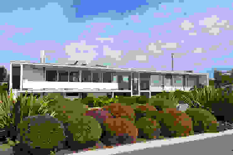 ESTUDIO BASE ARQUITECTOS Mediterranean style houses White