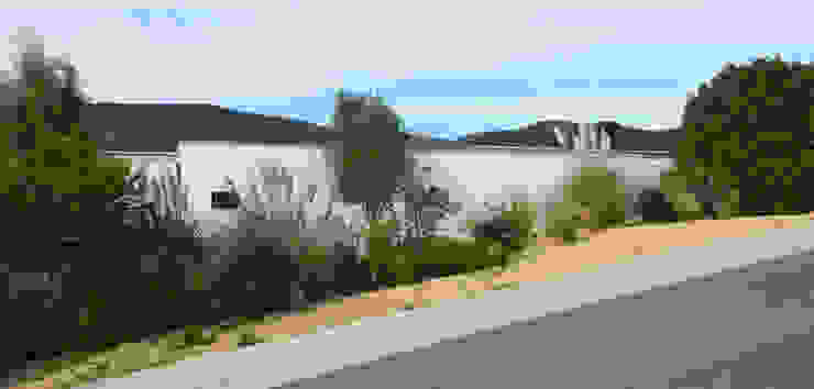 ESTUDIO BASE ARQUITECTOS Mediterranean style houses White