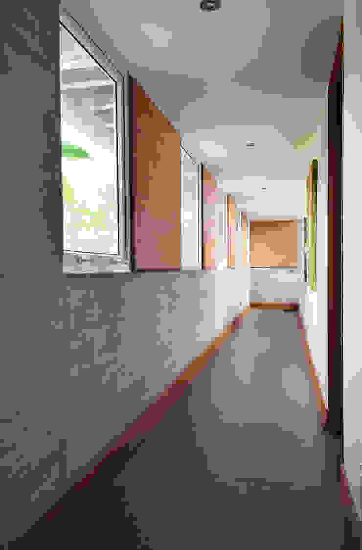 ESTUDIO BASE ARQUITECTOS Mediterranean style corridor, hallway and stairs