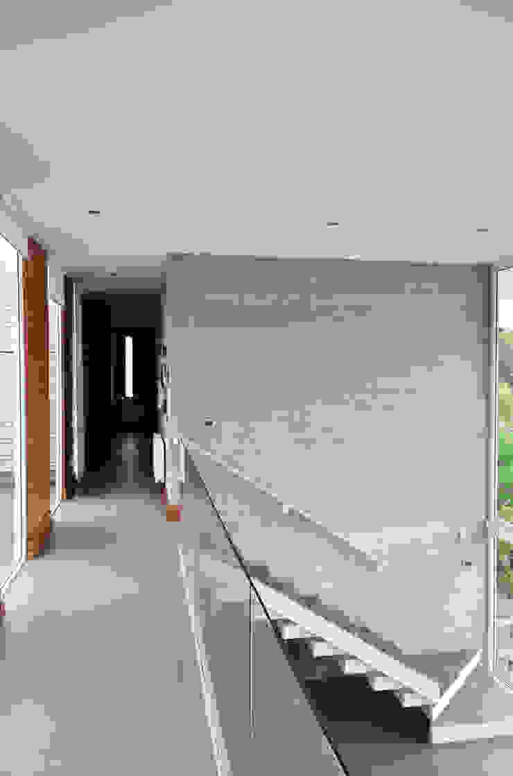 ESTUDIO BASE ARQUITECTOS Mediterranean style corridor, hallway and stairs