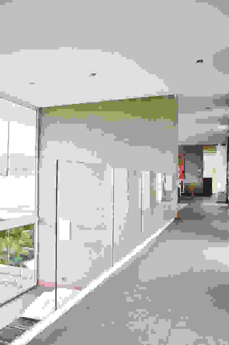 ESTUDIO BASE ARQUITECTOS Mediterranean style corridor, hallway and stairs