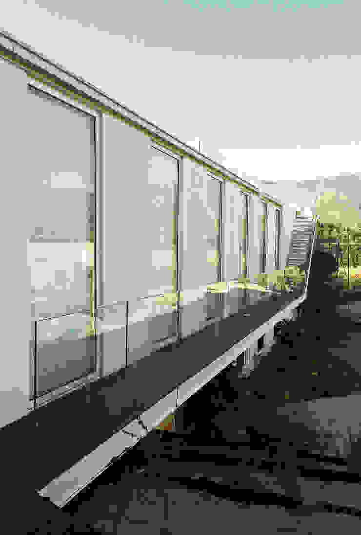 ESTUDIO BASE ARQUITECTOS Mediterranean style houses White