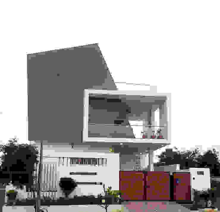 Gowrishankar Residence, Design Quest Architects Design Quest Architects Modern houses Concrete Grey Plant,Building,Property,Sky,Urban design,Tree,Material property,Facade,Real estate,Fixture