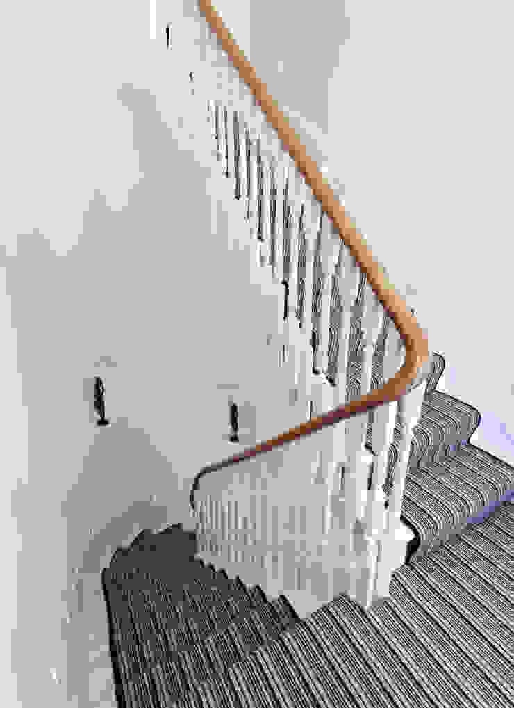 Aproveitar espaços escondidos Paredes e pisos clássicos por Architect Your Home Clássico