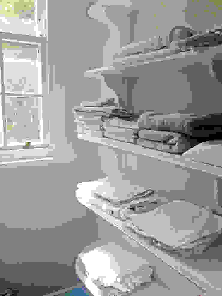 Utility - Laundry Shelves Absolute Project Management Klassischer Flur, Diele & Treppenhaus