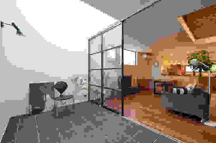 homify 모던스타일 벽지 & 바닥