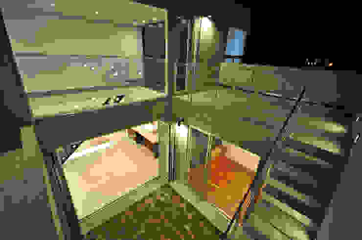 ＩＴＲＳＫ-ＨＯＵＳＥ 門一級建築士事務所 モダンデザインの テラス 鉄筋コンクリート 灰色
