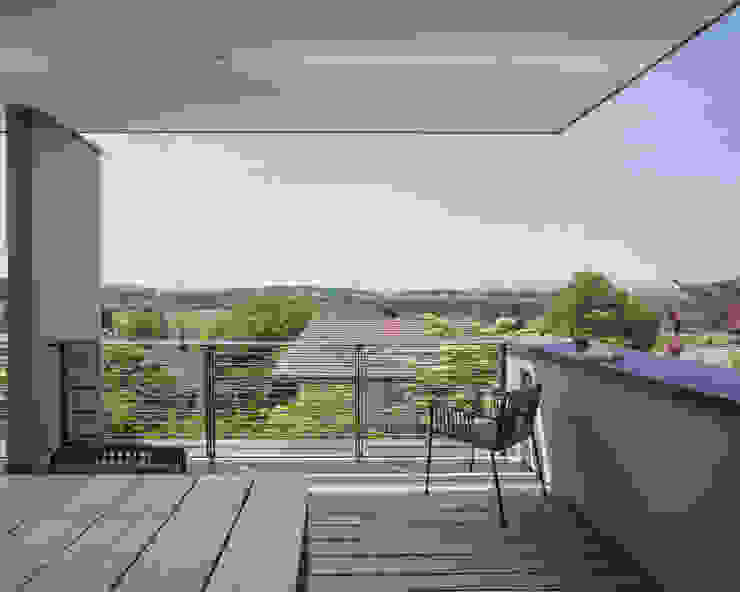 Objekt 340 / meier architekten meier architekten zürich Moderner Balkon, Veranda & Terrasse Holz