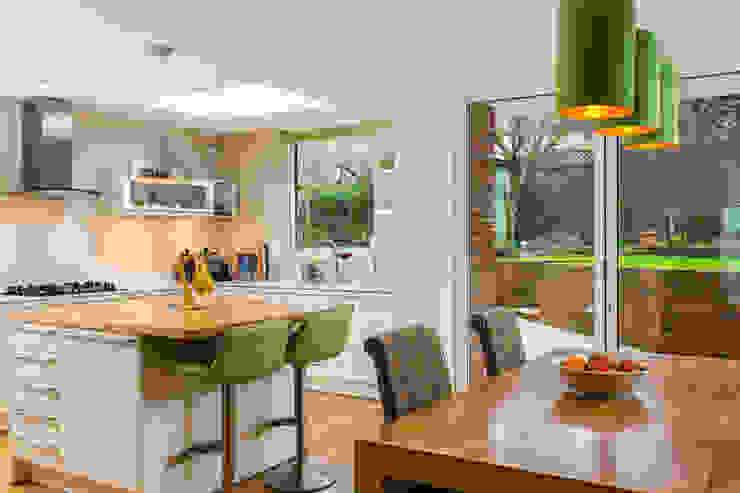 Nobilia Project 5 Lux 20mm Gloss Lacquered Door In Sand And White Von Eco German Kitchens Homify