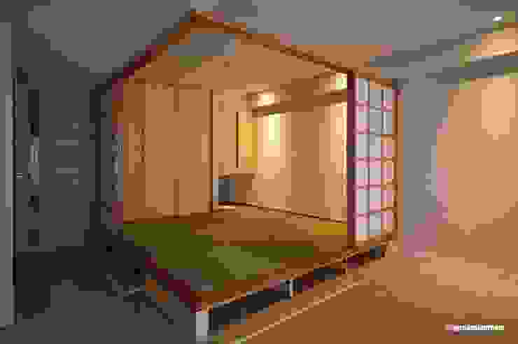 小上がり和室と子供室が繋がる家（La casa que el cuarto para niños se relaciona con el cuarto del estilo japonés.）, アグラ設計室一級建築士事務所 agra design room アグラ設計室一級建築士事務所 agra design room Ausgefallene Wohnzimmer