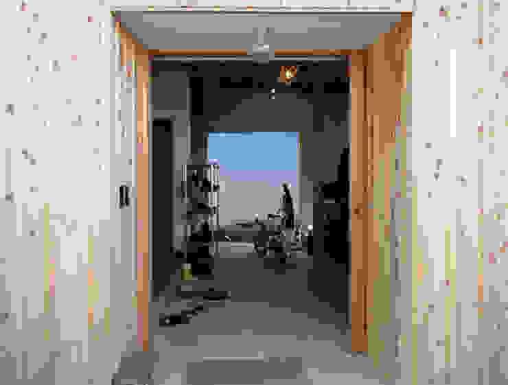「土間と一体的なリビング」葉山真名瀬の家, アーキラボ 一級建築士事務所 アーキラボ 一級建築士事務所 Eclectic style corridor, hallway & stairs Wood Pink